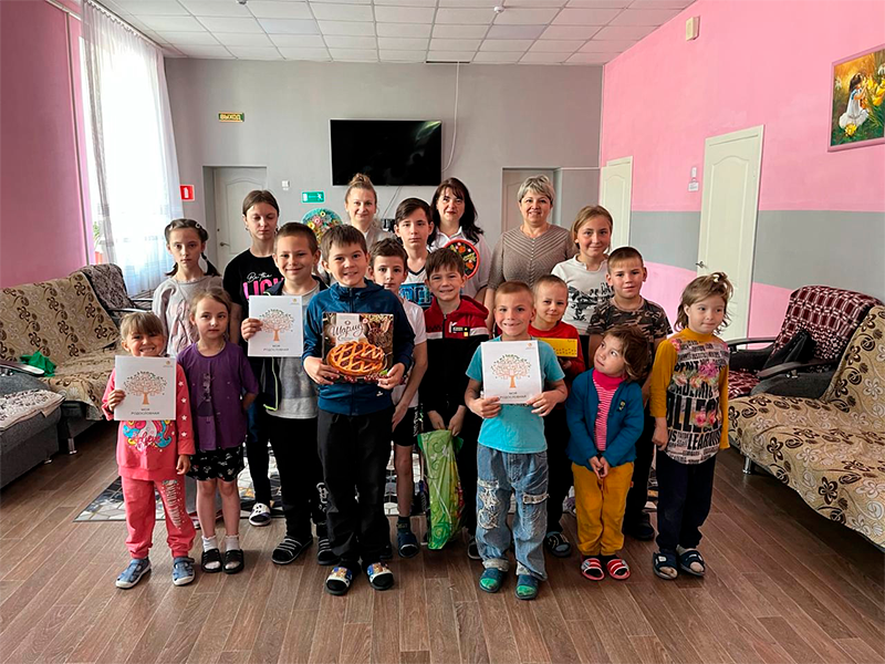 Сотрудники опеки и попечительства нашего района поздравили ребят из КУВО «СРЦдН Хохольского района».