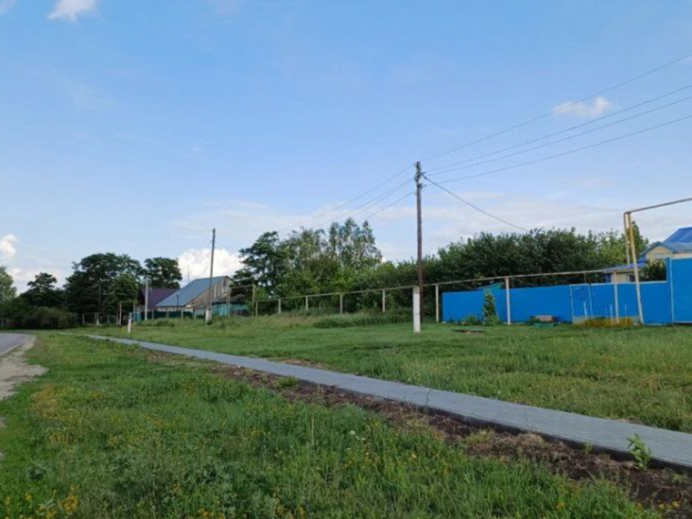 В хохольском селе Семидесятное проложили тротуар. В хохольском селе Семидесятное проложили тротуар.